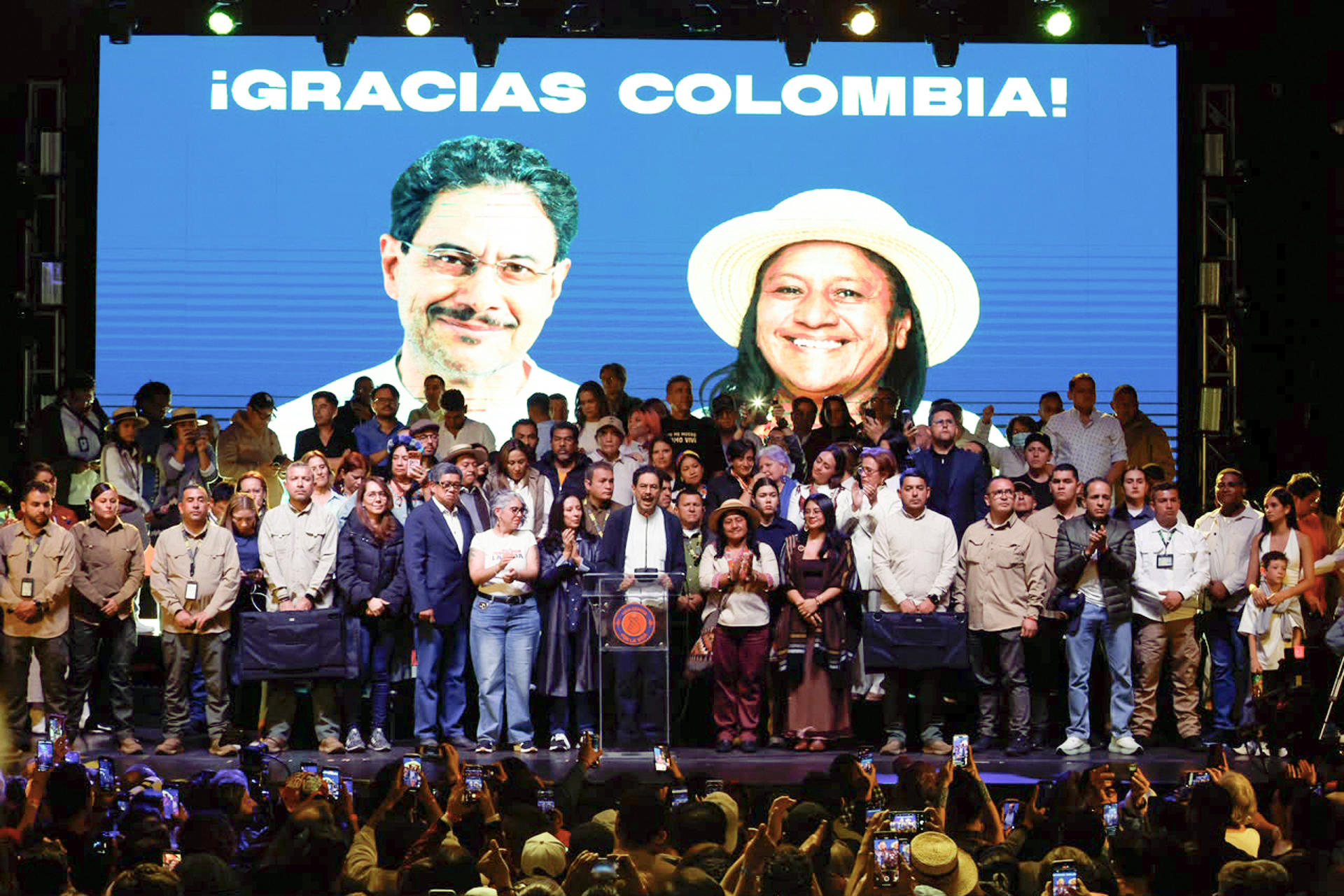 El candidato a la Presidencia de Colombia, el izquierdista Iván Cepeda (c), pronuncia un discurso luego de conocer el conteo preliminar que le da una ventaja al ultraderechista Abelardo de la Espriella en la segunda vuelta, en Bogotá (Colombia). EFE/ Carlos Ortega
