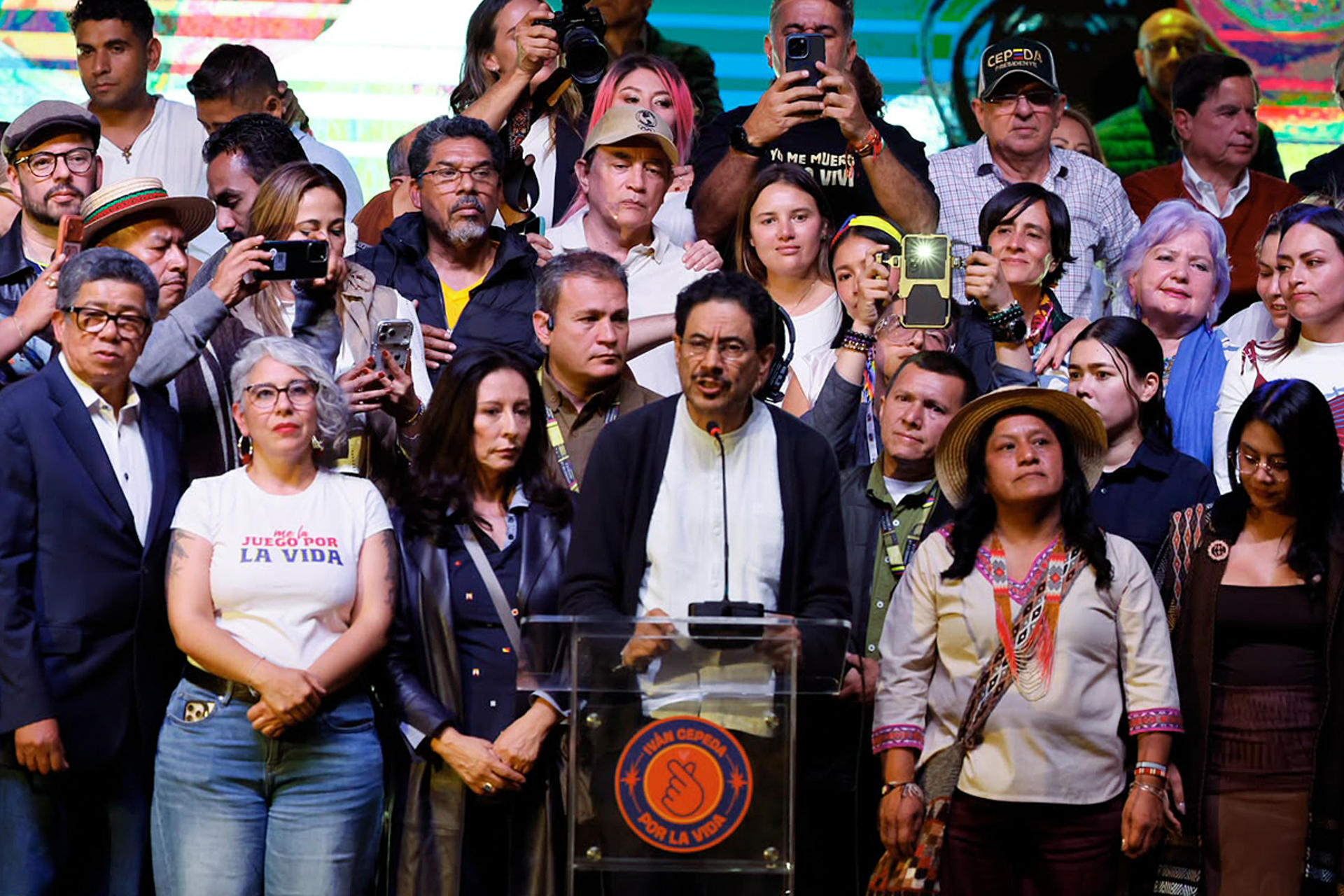 El candidato a la Presidencia de Colombia, el izquierdista Iván Cepeda (c), pronuncia un discurso luego de conocer el conteo preliminar que le da una ventaja al ultraderechista Abelardo de la Espriella en la segunda vuelta, en Bogotá (Colombia). EFE/ Carlos Ortega
