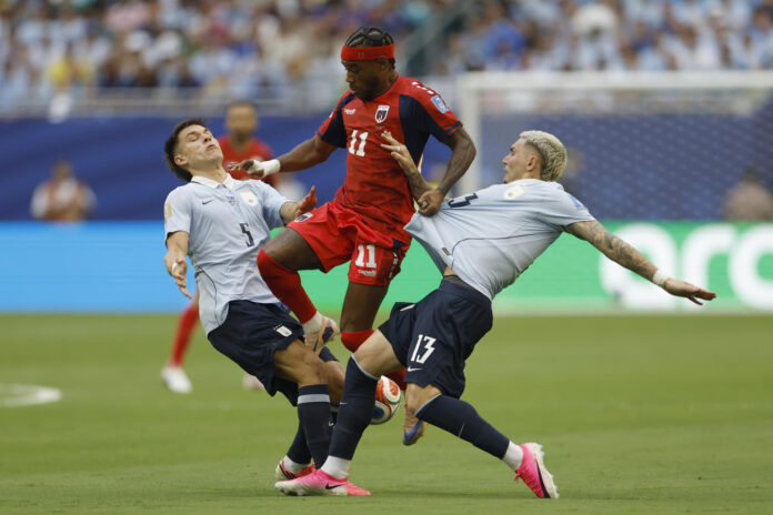 Manuel Ugarte (i) y Guillermo Varela (d), de Uruguay, disputan el balón con Garry Mendes (c), de Cabo Verde, en un partido del grupo H del Mundial de la FIFA 2026 entre Uruguay y Cabo Verde, en el estadio Hard Rock en Miami (EE.UU.). EFE/ Alberto Estevez
