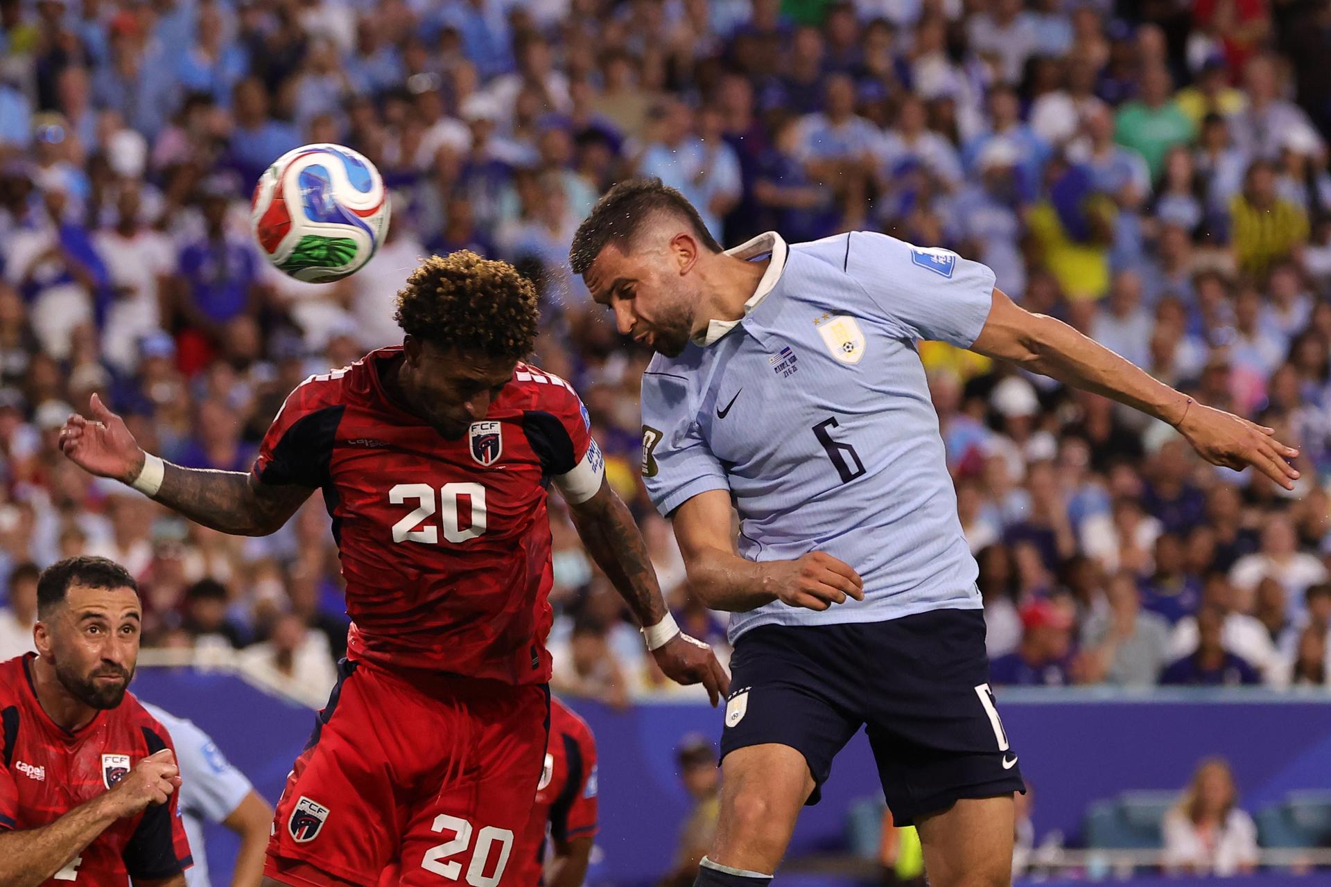 Ryan Mendes, de Cabo Verde (i), en acción contra Rodrigo Bentancur, de Uruguay (d), durante el partido de la fase de grupos de la Copa Mundial de la FIFA 2026 entre Uruguay y Cabo Verde en Miami, Florida (EE.UU.). EFE/CRISTOBAL HERRERA-ULASHKEVICH
