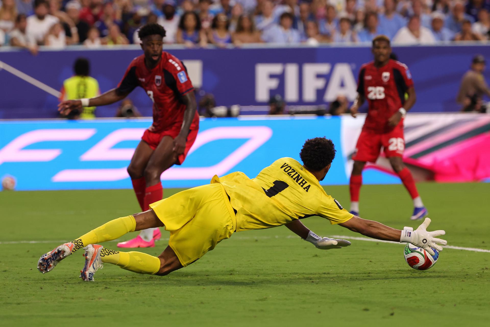 El portero Vozinha, de Cabo Verde, en acción durante el partido de la fase de grupos de la Copa Mundial de la FIFA 2026 entre Uruguay y Cabo Verde en Miami, Florida (EE.UU.). EFE/CRISTÓBAL HERRERA-ULASHKEVICH
