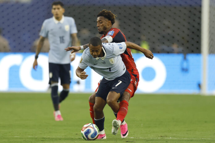 Nicolás de la Cruz (adelante), de Uruguay, disputa el balón con Ryan Mendes, de Cabo Verde, en un partido del grupo H del Mundial de la FIFA 2026 entre Uruguay y Cabo Verde, en el estadio Hard Rock en Miami (EE.UU.). EFE/ Alberto Estevez
