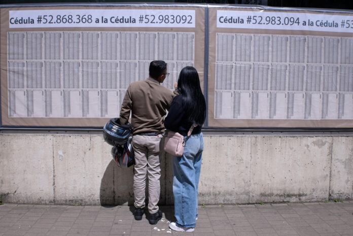 Fotografía de personas que asisten a votar durante la segunda vuelta de las elecciones presidenciales. EFE/ Natalia Pedraza
