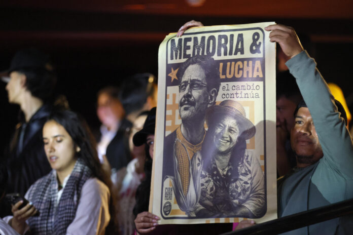 Simpatizantes del candidato a la presidencia de Colombia Iván Cepeda esperan los resultados de la segunda vuelta, en bogotá (Colombia). EFE/ Carlos Ortega
