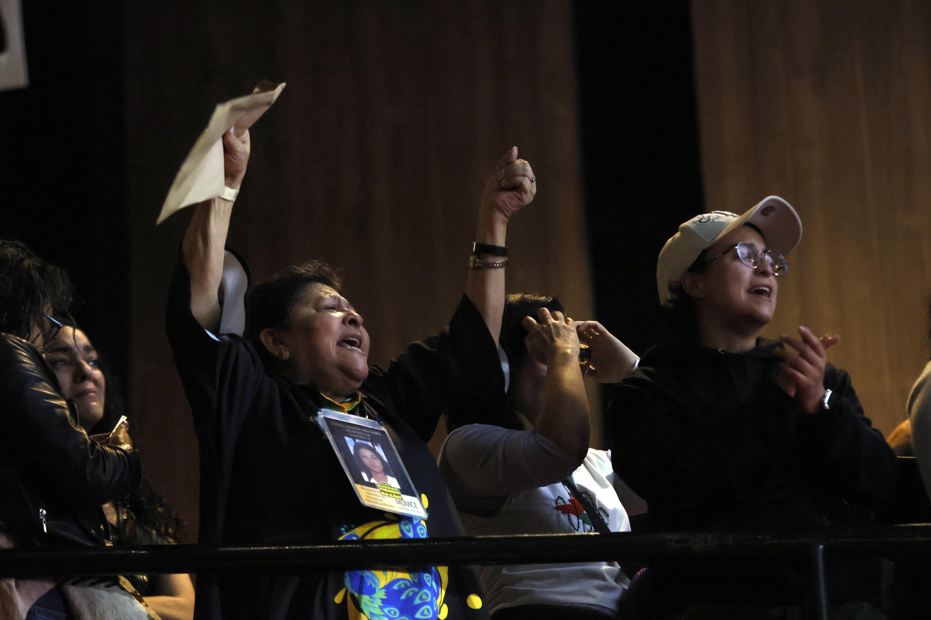 Simpatizantes del candidato a la presidencia de Colombia Iván Cepeda esperan los resultados de la segunda vuelta en Bogotá (Colombia). EFE/ Carlos Ortega
