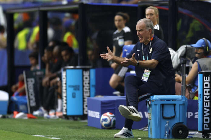 El seleccionador de Uruguay, Marcelo Bielsa, reacciona en un partido del grupo H del Mundial de la FIFA 2026 entre Uruguay y Cabo Verde en el estadio Hard Rock en Miami (EE.UU.). EFE/Alberto Estevez

