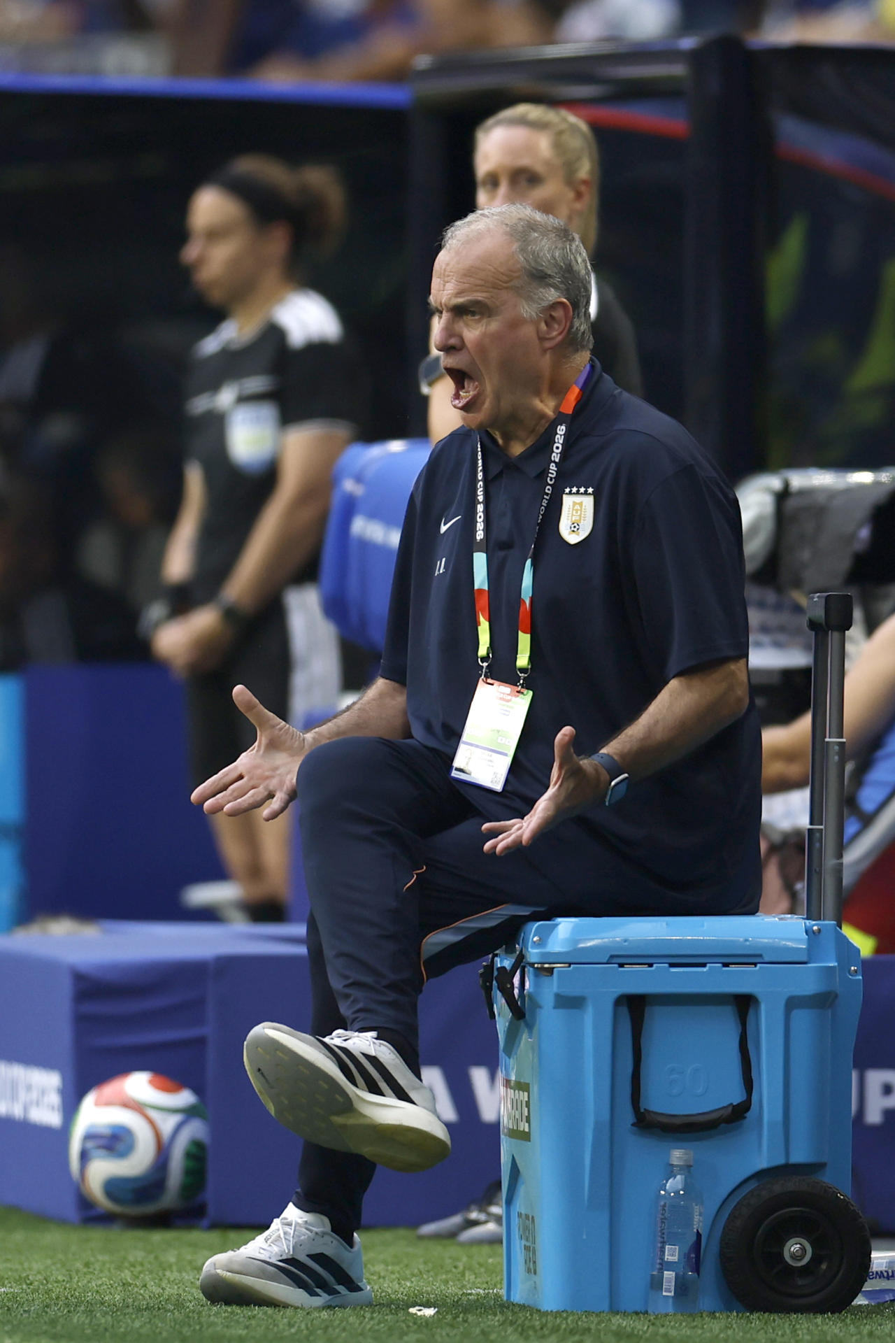 El seleccionador de Uruguay, Marcelo Bielsa, reacciona en un partido del grupo H del Mundial de la FIFA 2026 entre Uruguay y Cabo Verde en el estadio Hard Rock en Miami (EE.UU.). EFE/ Alberto Estevez
