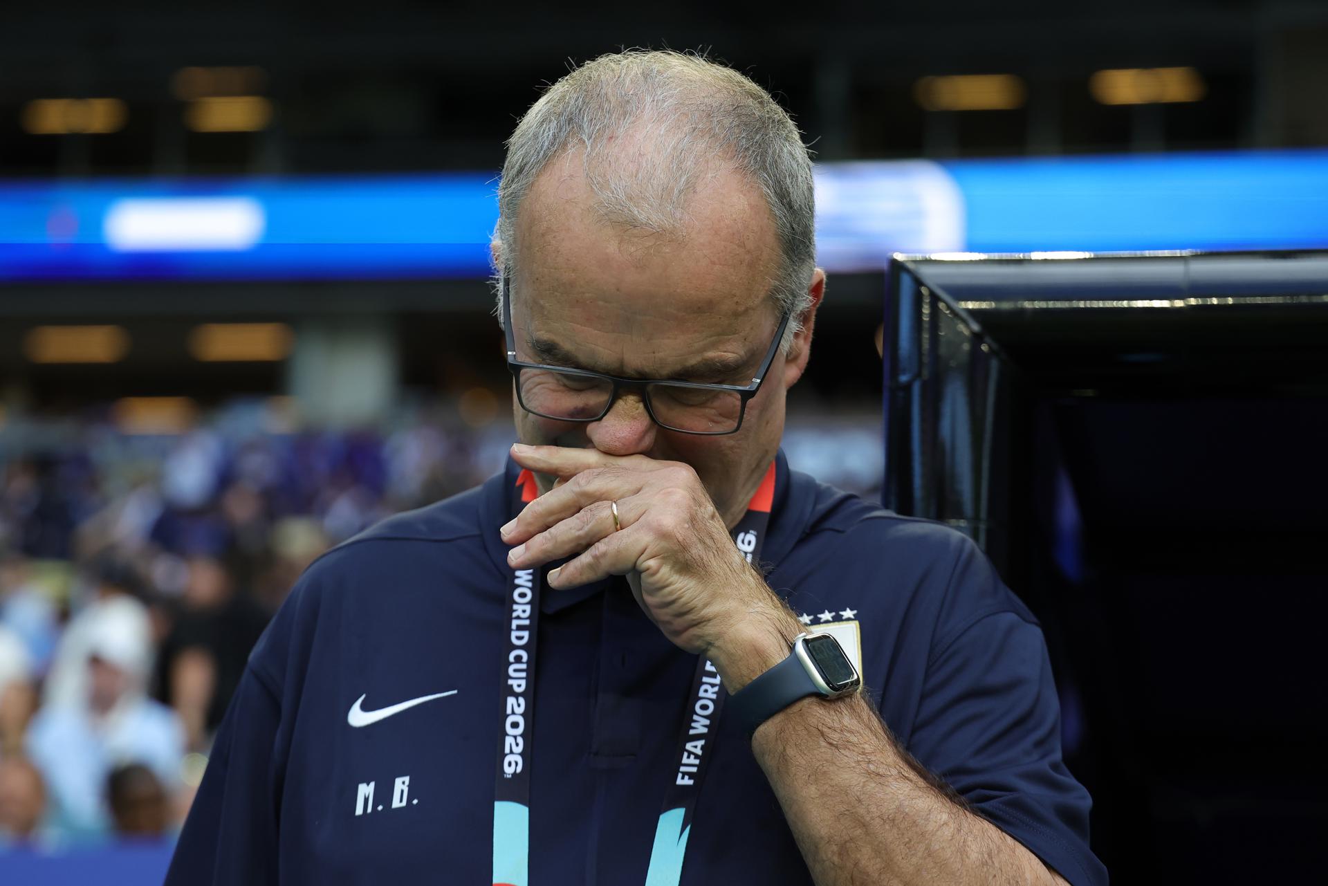 El entrenador de Uruguay, Marcelo Bielsa, observa antes del partido de la fase de grupos de la Copa Mundial de la FIFA 2026 entre Uruguay y Cabo Verde en Miami, Florida (EE.UU.). EFE/CRISTÓBAL HERRERA-ULASHKEVICH
