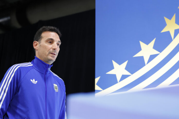El seleccionador de Argentina, Lionel Scaloni, asiste a una rueda de prensa previo al próximo partido del Mundial de la FIFA 2026 contra Austria, en el estadio de Dallas, Texas (Estados Unidos). EFE/ Sebastián Mariscal
