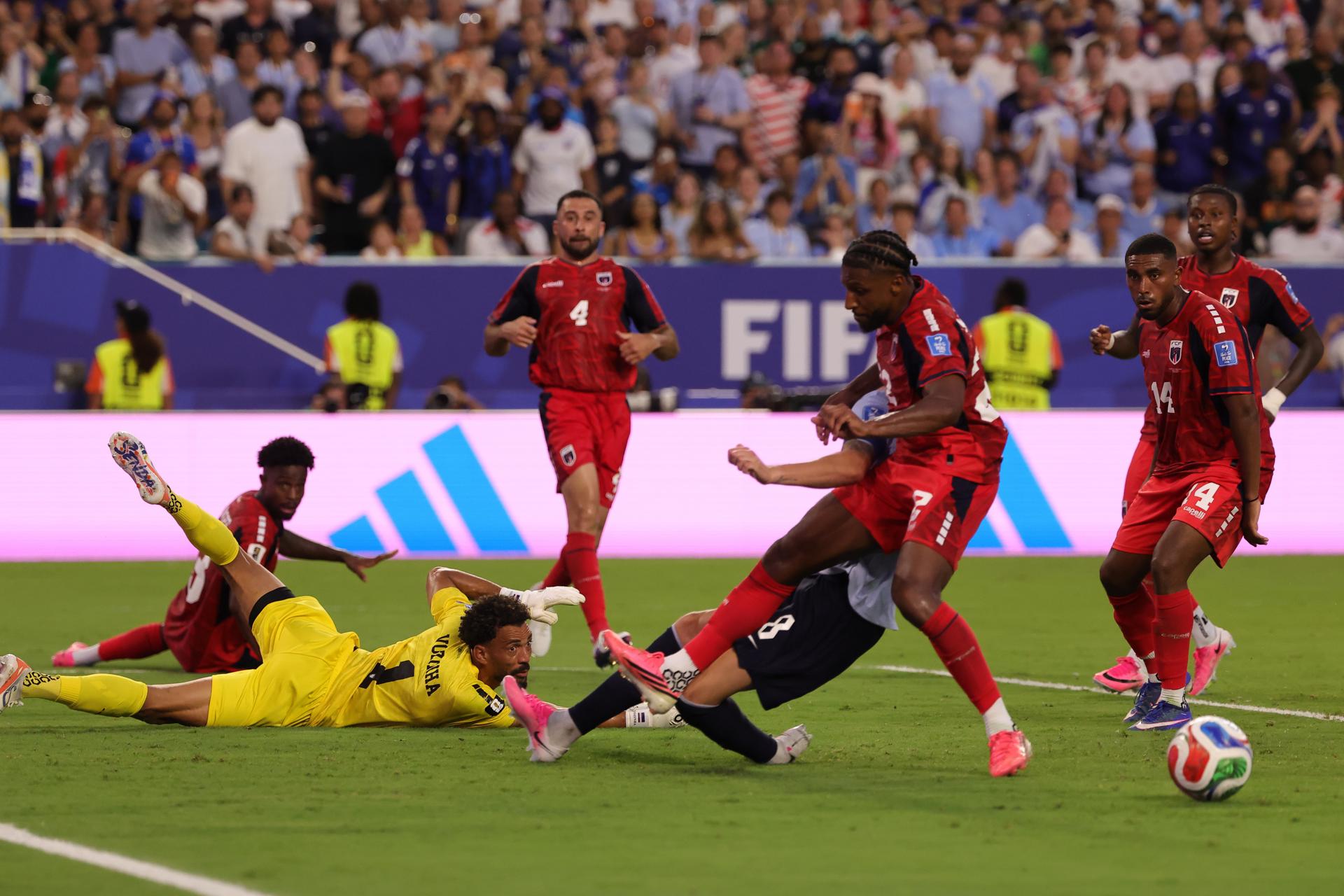 El arquero Vozinha, de Cabo Verde, despeja un remate del uruguayo Fede Valverde en el partido jugado en Miami. EFE/EPA/CRISTOBAL HERRERA-ULASHKEVICH
