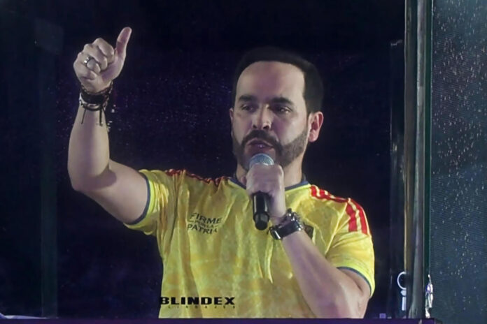 El ultraderechista Abelardo de la Espriella ganador de la segunda vuelta presidencial de Colombia pronuncia un discurso este domingo, luego de los resultados preliminares que le dan el triunfo por delante del izquierdista Iván Cepeda, en Barranquilla (Colombia). EFE/ Juan Diego López
