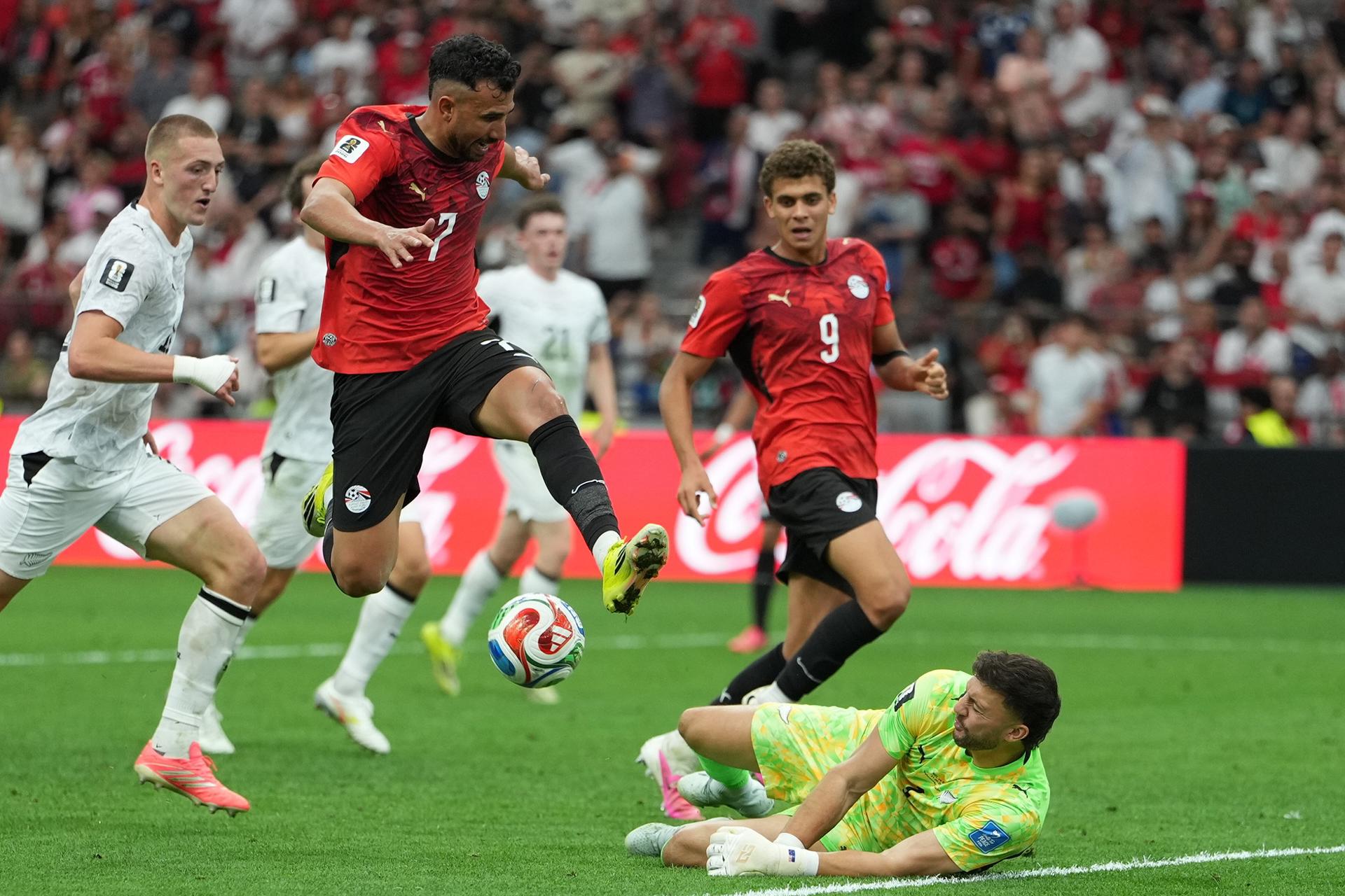 Trezeguet (i), de Egipto, en acción ante el portero Max Crocombe (d), de Nueva Zelanda, durante el partido de la fase de grupos de la Copa Mundial de la FIFA 2026 entre Nueva Zelanda y Egipto, en Vancouver (Canadá). EFE/BOB FRID