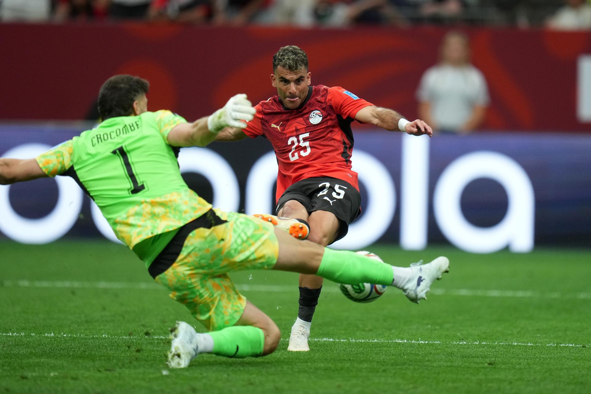 Zizo (d), de Egipto, en acción contra el portero Max Crocombe, de Nueva Zelanda, durante el partido de la fase de grupos de la Copa Mundial de la FIFA 2026 entre Nueva Zelanda y Egipto en Vancouver (Canadá). EFE/BOB FRID