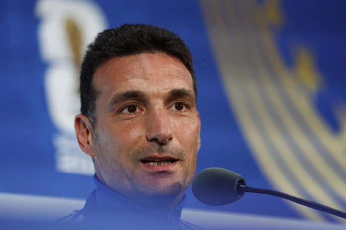 El seleccionador de Argentina, Lionel Scaloni, habla en una rueda de prensa previo al próximo partido del Mundial de la FIFA 2026 contra Austria, en el estadio de Dallas, Texas (Estados Unidos). EFE/ Sebastián Mariscal

