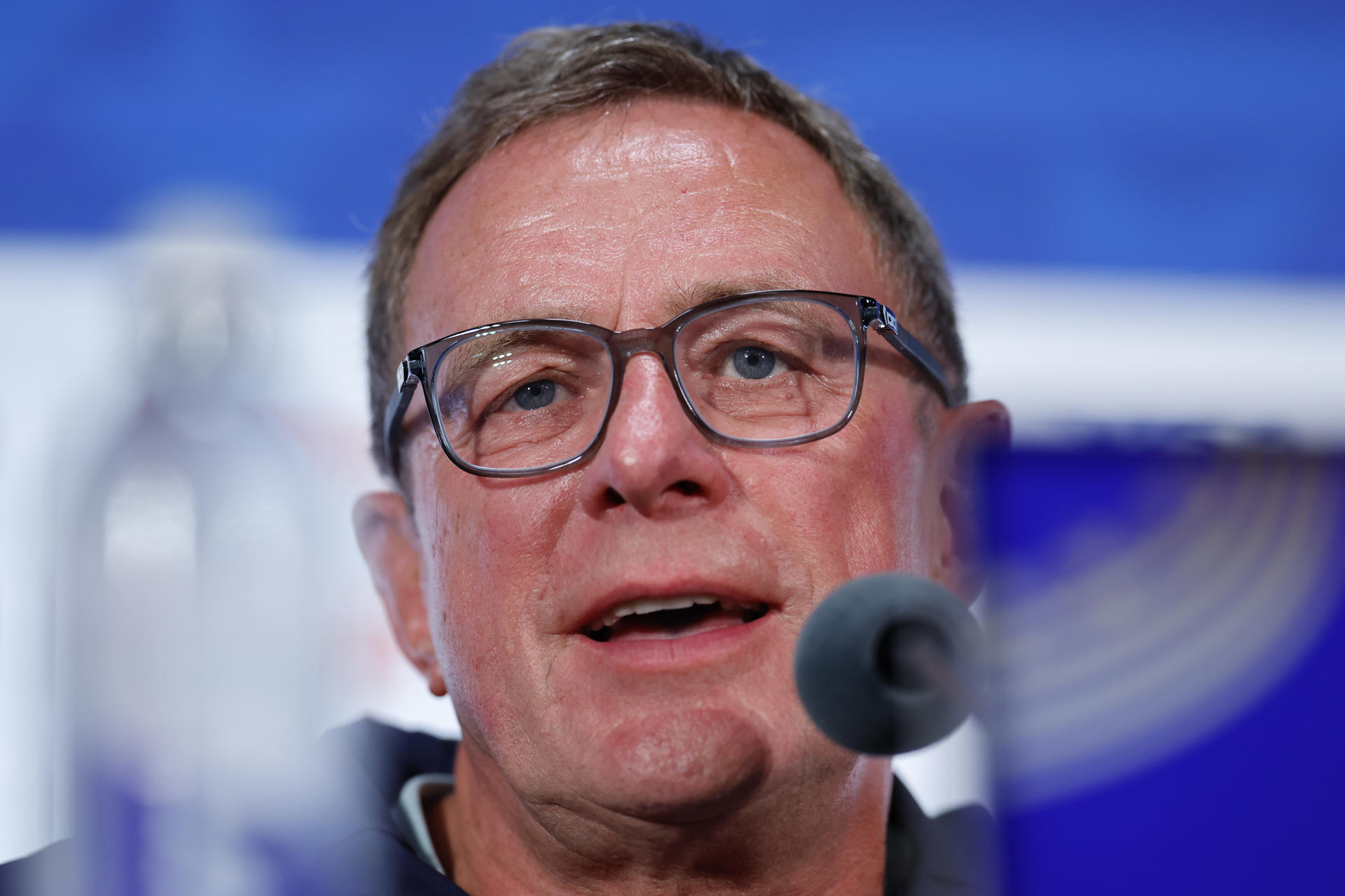 El seleccionador de Austria, Ralf Rangnick, habla en una rueda de prensa en el estadio AT&T Stadium en Dallas (EE.UU.). EFE/ Mariscal
