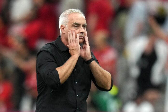 El seleccionador de Nueva Zelanda, Darren Bazeley, lamentó este domingo la derrota por 1-3 ante Egipto en el Mundial, un partido que su equipo dominó en la primera parte y que, según dijo, dejó una sensación de frustración por la oportunidad perdida de firmar una victoria histórica. EFE/EPA/BOB FRID
