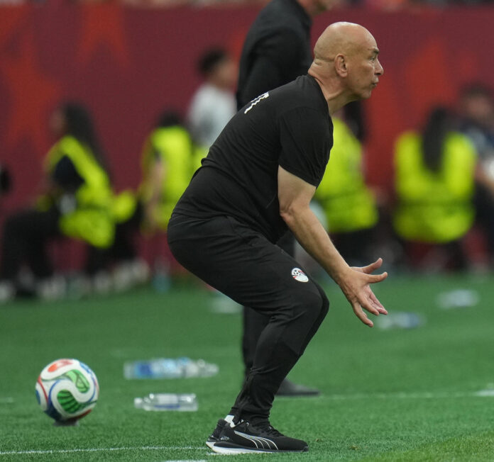 El seleccionador de Egipto, Hossam Hassan, destacó este domingo la reacción de su equipo para ganar por primera vez en cuatro experiencias en mundiales desde su primera participación, hace 92 años.EFE/EPA/BOB FRID
