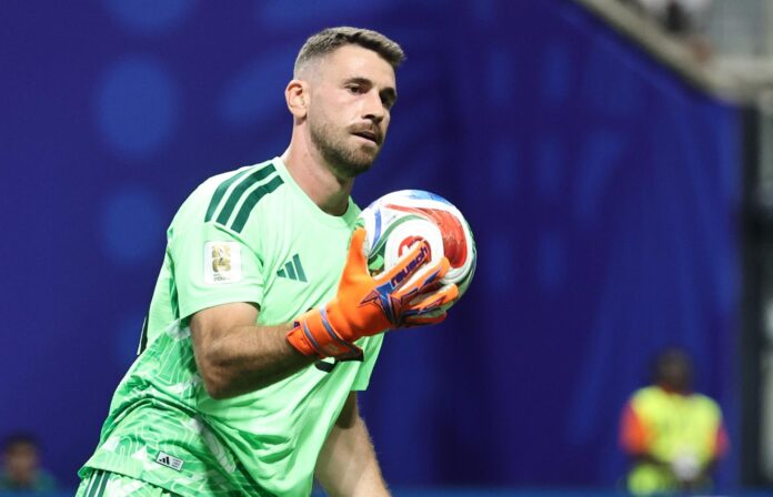 El portero de la selección española, Unai Simón, en acción durante el partido de la fase de grupos de la Copa Mundial de la FIFA 2026 entre España y Arabia Saudita, en Atlanta, EE.UU.EFE/EPA/RONALD WITTEK
