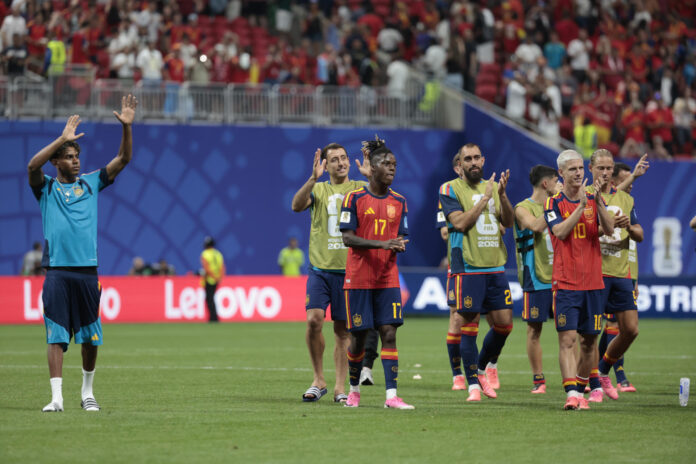 Los jugadores de la selección española (i-d) Lamine Yamal, Mikel Oyarzábal, Nico Williams y Dani Olmo, al final del partido del Mundial 2026 entre España y Arabia Saudí, con victoria 4-0 en Atlanta. EFE/Lavandeira Jr
