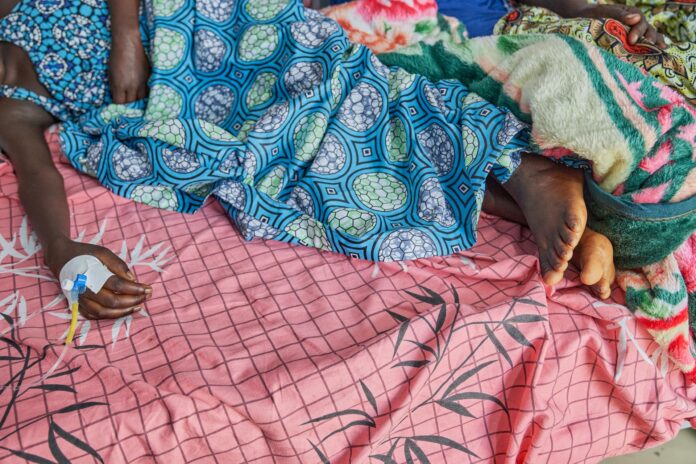 Un paciente en un centro de tratamiento de ébola gestionado por la ONG Alianza para la Acción Médica (ALIMA) en Rwampara, Ituri, República Democrática del Congo, este sábado 20 de junio de 2026. La Organización Mundial de la Salud (OMS) ha advertido de que el brote de ébola en el este de la República Democrática del Congo 'evoluciona muy rápidamente'. EFE/EPA/DIEUDONNÉ DIROLE

