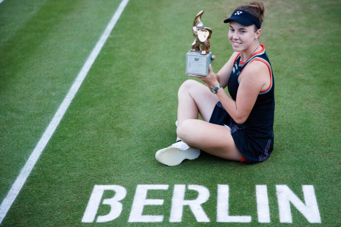 La tenista checa Linda Noskova, este domingo, tras ganar el WTA 500 de Berlín en la final contra la estadounidense Jessica Pegula. EFE/CLEMENS BILAN
