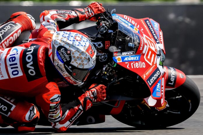 El piloto español Marc Márquez, durante la disputa del Gran Premio de MotoGP de la República Checa, este domingo en Brno. EFE/MARTIN DIVISEK
