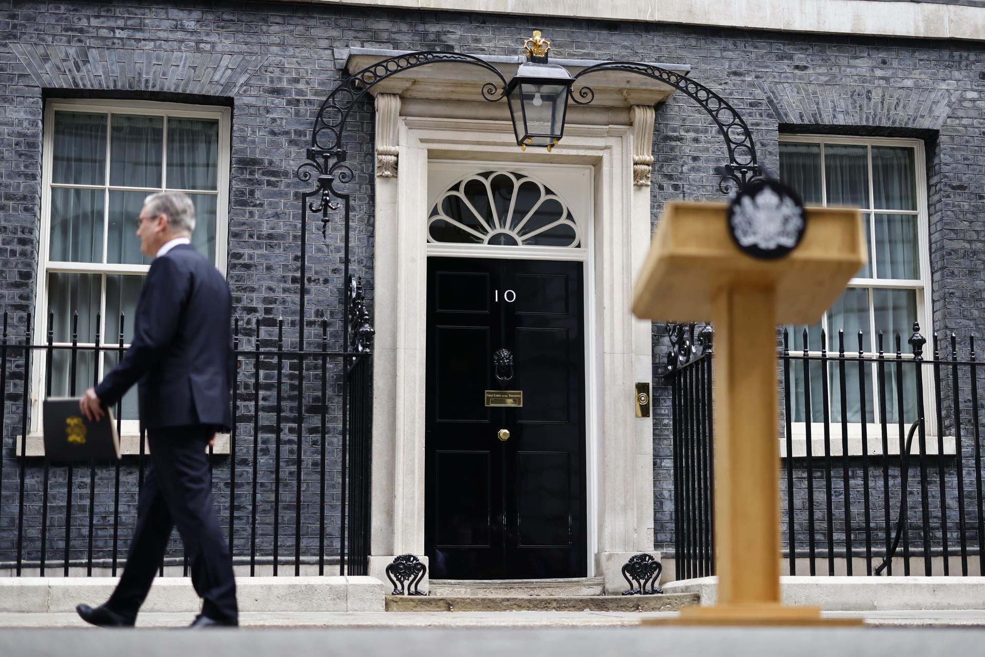 El primer ministro británico, Keir Starmer, tras realizar una declaración en Downing Street, Londres, Reino Unido, el 22 de junio de 2026. Keir Starmer ha dimitido como primer ministro del Reino Unido. EFE/EPA/TOLGA AKMEN