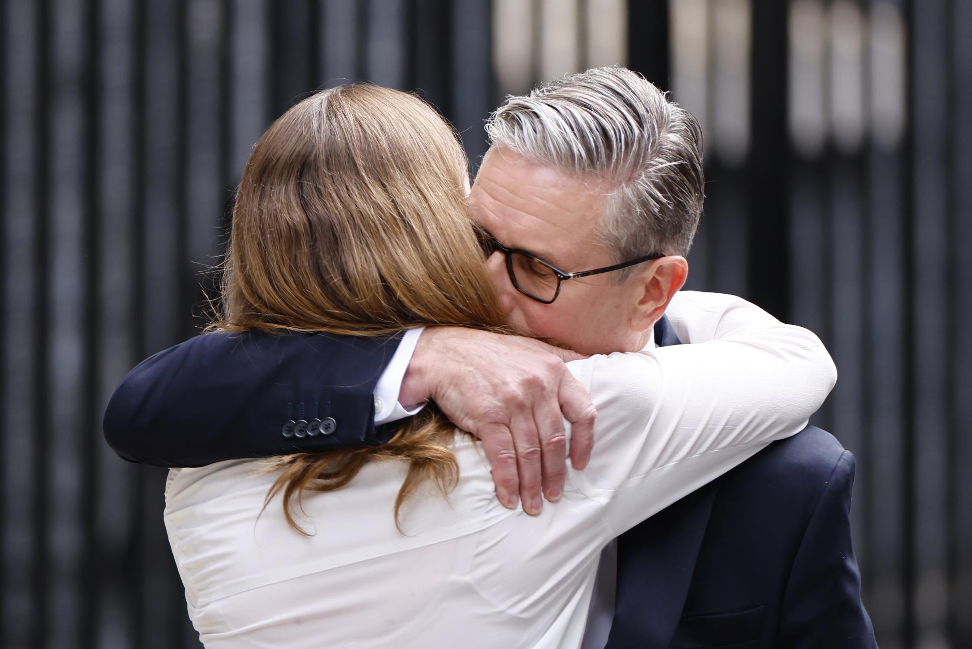 El primer ministro británico, Keir Starmer (d), abraza a su esposa Victoria tras realizar una declaración en la calle Downing Street, Londres, Reino Unido, 22 de junio de 2026. Keir Starmer ha dimitido como primer ministro del Reino Unido. (Reino Unido, Londres) EFE/EPA/TOLGA AKMEN