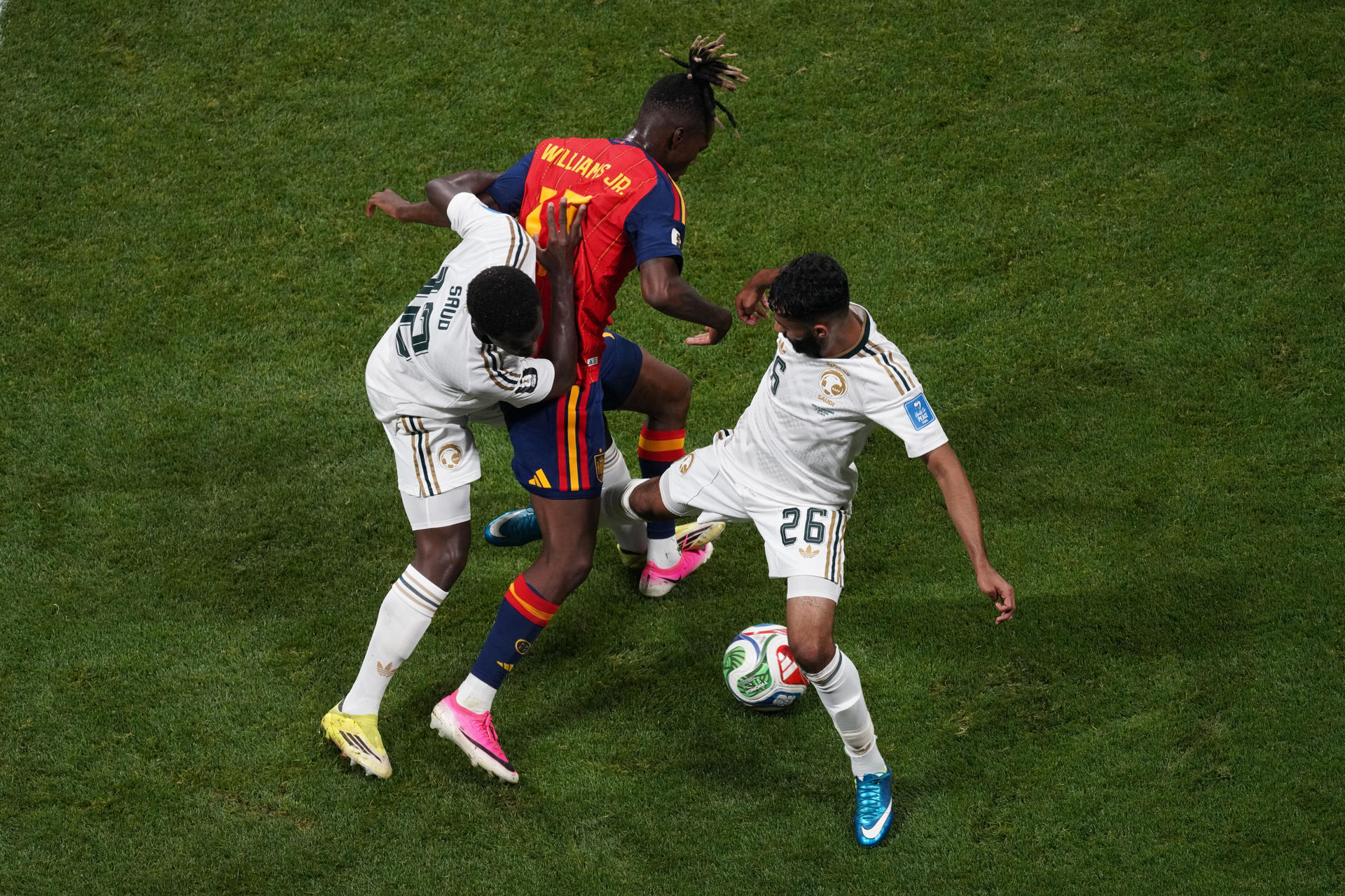El delantero de la selección española, Nico Williams (c), disputa el balón ante los defensores de Arabia Saudí durante el partido del Mundial 2026 entre España y Arabia Saudí, en Atlanta. EFE/ Kenneth Fernández.
