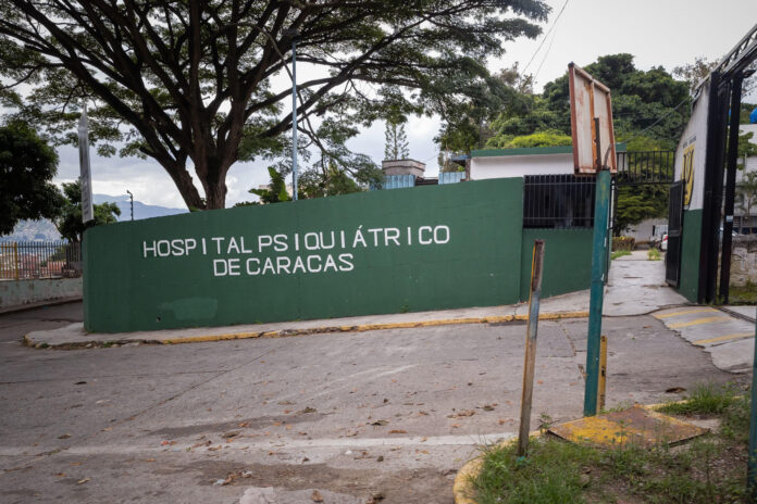 Imagen de archivo de la entrada de un edificio del Hospital Psiquiatrico de Caracas (Venezuela). EFE/ Rayner Peña R.
