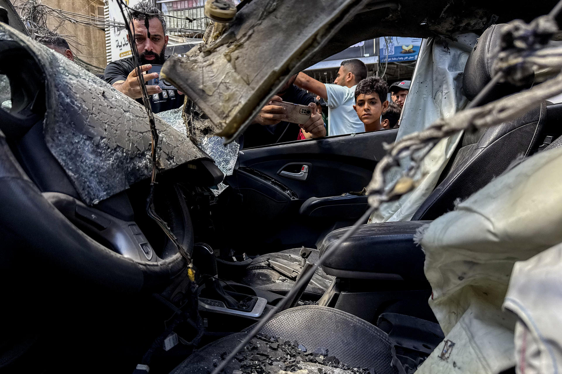 Vista del lugar en el que un ataque del Ejército israelí en ciudad de Gaza mató este lunes a una adolescente e hirió a al menos cinco personas, según informaron fuentes médicas del enclave palestino. EFE/Ahmad Awad