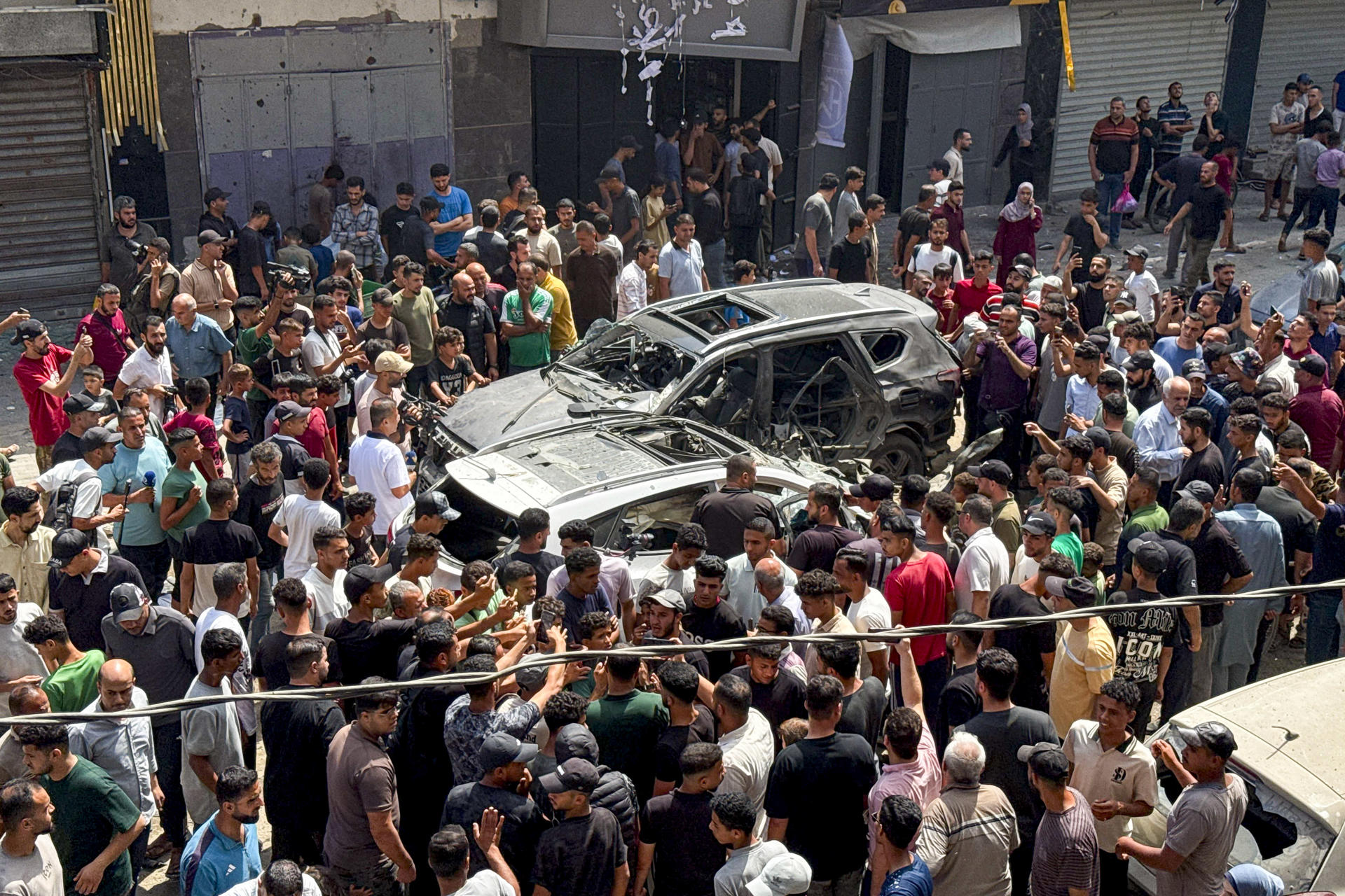 Un centenar de personas se reúnen en el lugar en el que un ataque del Ejército israelí en ciudad de Gaza mató este lunes a una adolescente e hirió a al menos cinco personas, según informaron fuentes médicas del enclave palestino. EFE/ Magda Gibelli