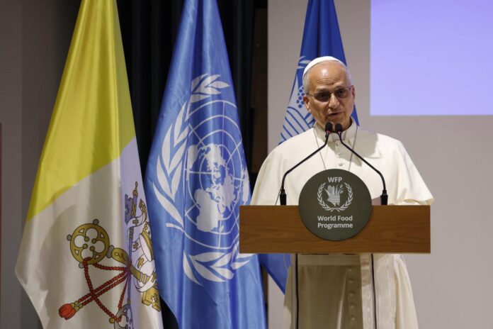 El papa León XIV habla durante su primera visita a la sede del Programa Mundial de Alimentos (PMA) de la ONU en Roma, Italia, el 22 de junio de 2026. (Papa, Italia, Roma) EFE/EPA/FABIO FRUSTACI
