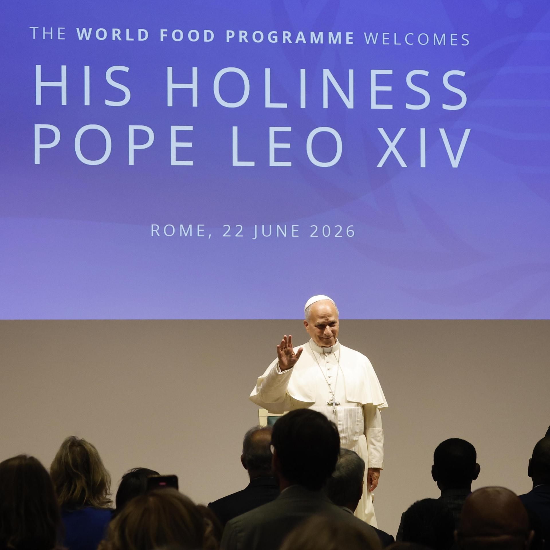 El papa León XIV saluda al público durante su primera visita a la sede del Programa Mundial de Alimentos (PMA) de las Naciones Unidas (ONU) en Roma, Italia, el 22 de junio de 2026. EFE/EPA/FABIO FRUSTACI