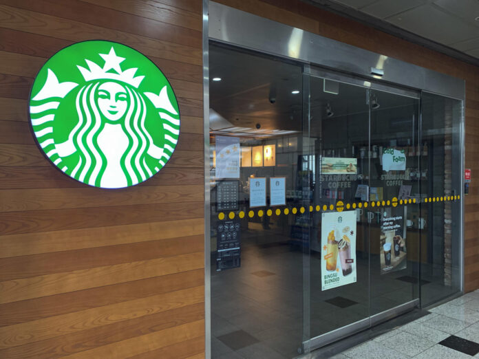 SEÚL, 22/06/2026.- Starbucks cerró temprano este lunes sus más de 2.000 sucursales en Corea del Sur para impartir formación en historia a sus empleados, una medida sin precedentes en el país asiático tras una polémica campaña promocional asociada con una masacre histórica de manifestantes prodemocracia, que desató boicots y disculpas públicas. Todas las sucursales de la cadena bajaron la persiana a las 15.00 hora local (6.00 GMT), según había anunciado previamente el Grupo Shinsegae, operador local de Starbucks, para que sus trabajadores recibieran capacitación sobre conciencia histórica y sensibilidad social. EFE/ Ruy A. Valdés
