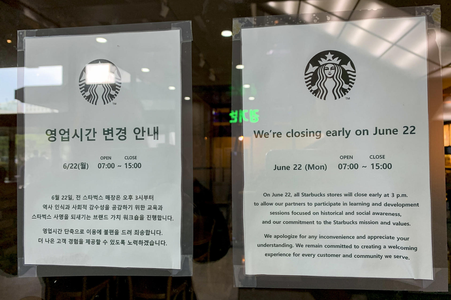 SEÚL, 22/06/2026.- Starbucks cerró temprano este lunes sus más de 2.000 sucursales en Corea del Sur para impartir formación en historia a sus empleados, una medida sin precedentes en el país asiático tras una polémica campaña promocional asociada con una masacre histórica de manifestantes prodemocracia, que desató boicots y disculpas públicas. Todas las sucursales de la cadena bajaron la persiana a las 15.00 hora local (6.00 GMT), según había anunciado previamente el Grupo Shinsegae, operador local de Starbucks, para que sus trabajadores recibieran capacitación sobre conciencia histórica y sensibilidad social. EFE/ Ruy A. Valdés
