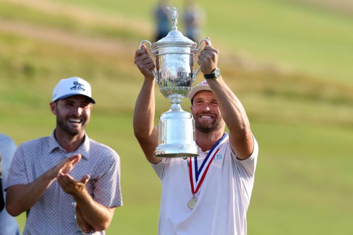 El golfista estadounidense Wyndham Clark (d), este domingo, tras conquistar el título en el Abierto de Estados Unidos. EFE/SARAH YENESEL

