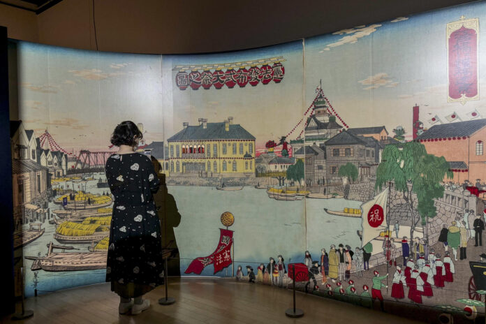 Con réplicas a escala real de edificios emblemáticos de la vieja capital japonesa, el recientemente reabierto Museo Edo-Tokio presenta una muestra que hará viajar a los visitantes más de 150 años atrás para revivir la transformación de la urbe y la influencia occidental en el país. EFE/ Pilar Bernal Zamora
