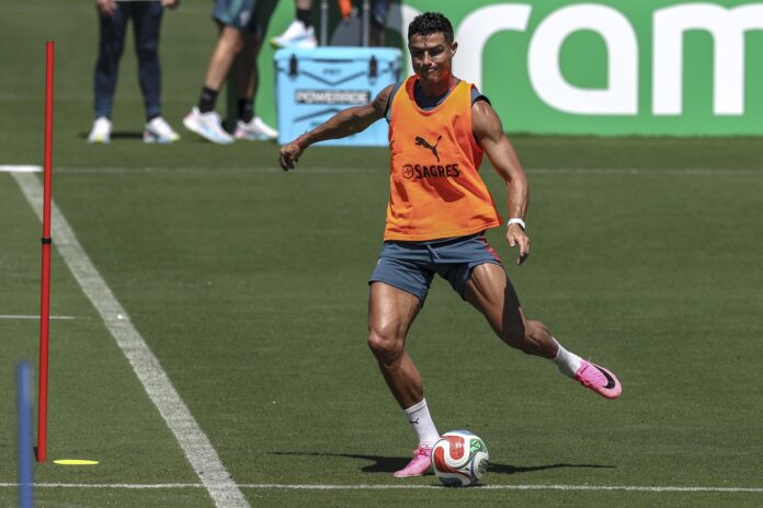 Cristiano Ronaldo en acción durante la sesión de entrenamiento de Portugsl en Garden District Park, en Palm Beach, Florida, EE.UU. EFE/EPA/MIGUEL A. LOPES
