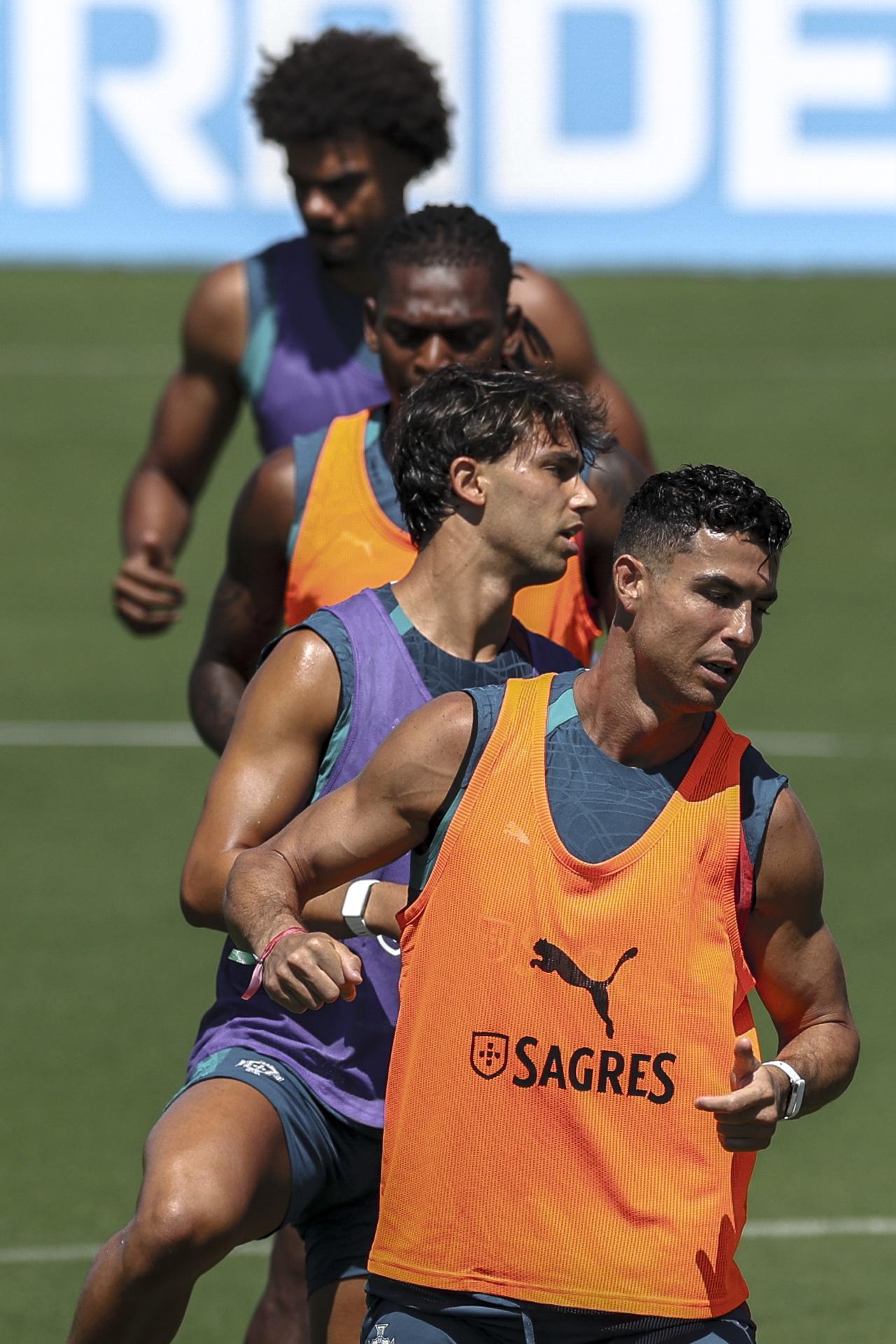 Los jugadores de la selección de Portugal Renato Veiga, Rafel Leão, João Félix y Cristiano Ronaldo en acción durante el entrenamiento de este domingo para enfrentar a Uzbekistán en el Mundial 2026. EFE/EPA/MIGUEL A. LOPES
