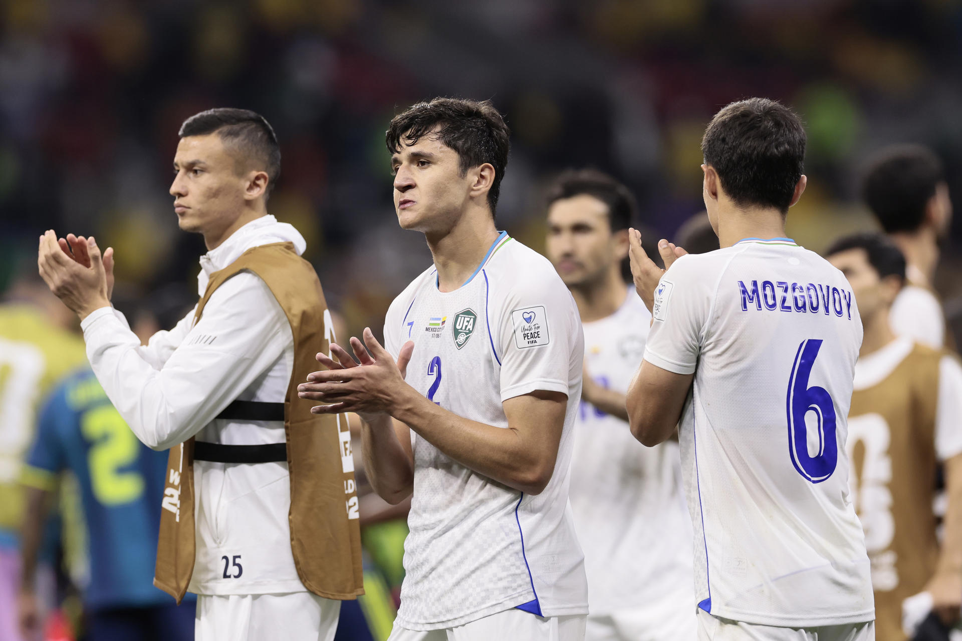 Jugadores de Uzbekistán aplauden al terminar el partido del Grupo K del Mundial 2026 frente a Colombia. EFE/ José Méndez
