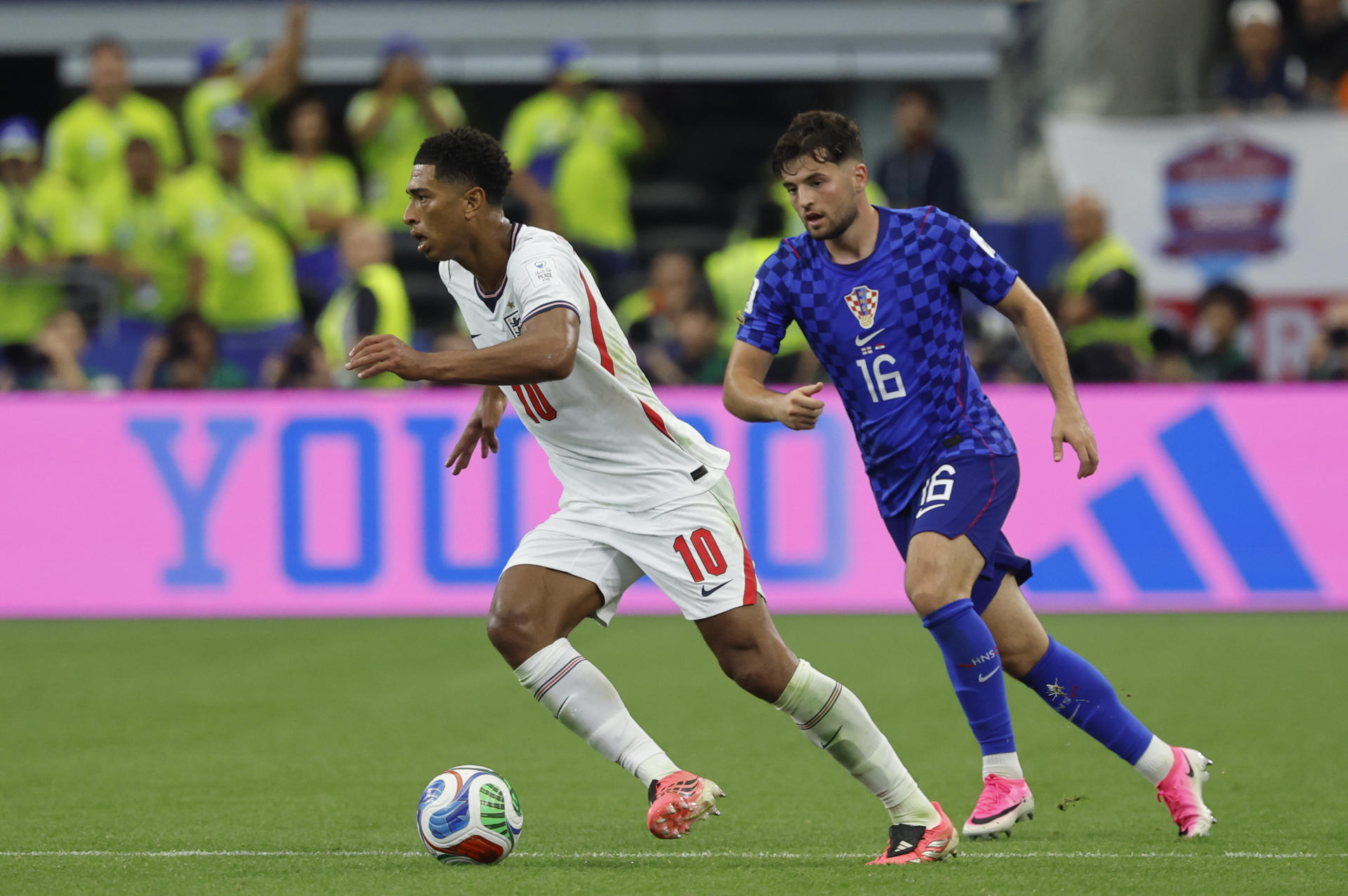 Jude Bellingham (i), de Inglaterra, disputa un balón con Martin Baturina, de Croacia, en un partido del Mundial 2026. EFE/ Mariscal
