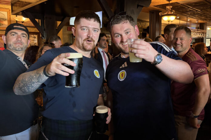 Aficionados celebran la participación de la selección de Escocia en el Mundial de la FIFA 2026 en Boston (Estados Unidos). EFE/ Jan Téllez Asensio
