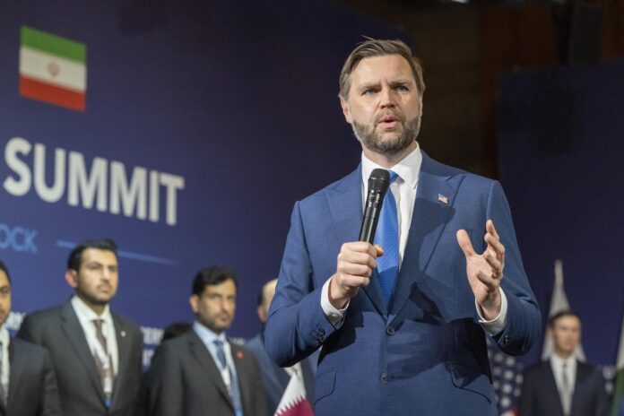 El vicepresidente de EE.UU., JD Vance, este domingo durante las conversaciones entre Estados Unidos e Irán, mediadas por Pakistán y Catar, en la Cumbre del Lago de los Cuatro Cantones en el complejo hotelero de Bürgenstock en Obbuergen, cerca de Lucerna, Suiza. EFE/EPA/URS FLUEELER / POOL
