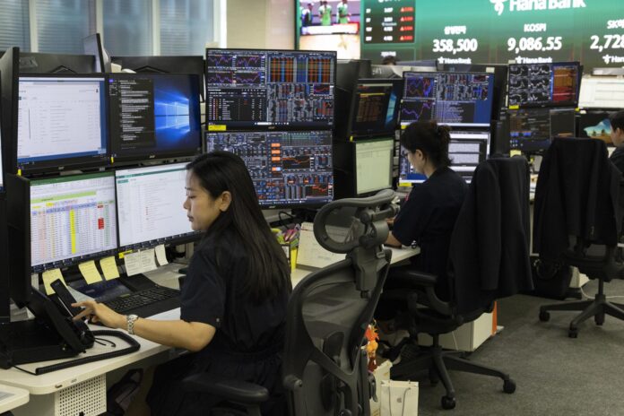 Los operadores surcoreanos trabajan frente a monitores en el Hana Bank, en Seúl, Corea del Sur, el 18 de junio de 2026. EFE/EPA/JEON HEON-KYUN
