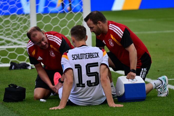 El internacional alemán Nico Schlotterbeck recibe atención médica tras lesionarse durante el partido disputado el 19 de junio entre su selección y Costa de Marfil, correspondiente al Mundial de Estados Unidos, México y Canadá. EFE/ EDUARDO LIMA
