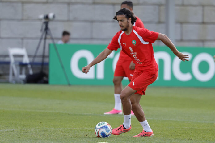 El jugador marroquí Ayyoub Bouaddi participa del entrenamiento en el centro de entrenamiento The Pingry School el pasado domingo, en Basking Rige, New Jersey (EEUU). Ayyoub Bouaddi es la última joya de Marruecos y una de las grandes sensaciones del Mundial 2026. Tiene 18 años, estudia matemáticas, juega en el Lille y ya se lo rifa media Europa. En la concentración de su selección aseguran que tiene características de 