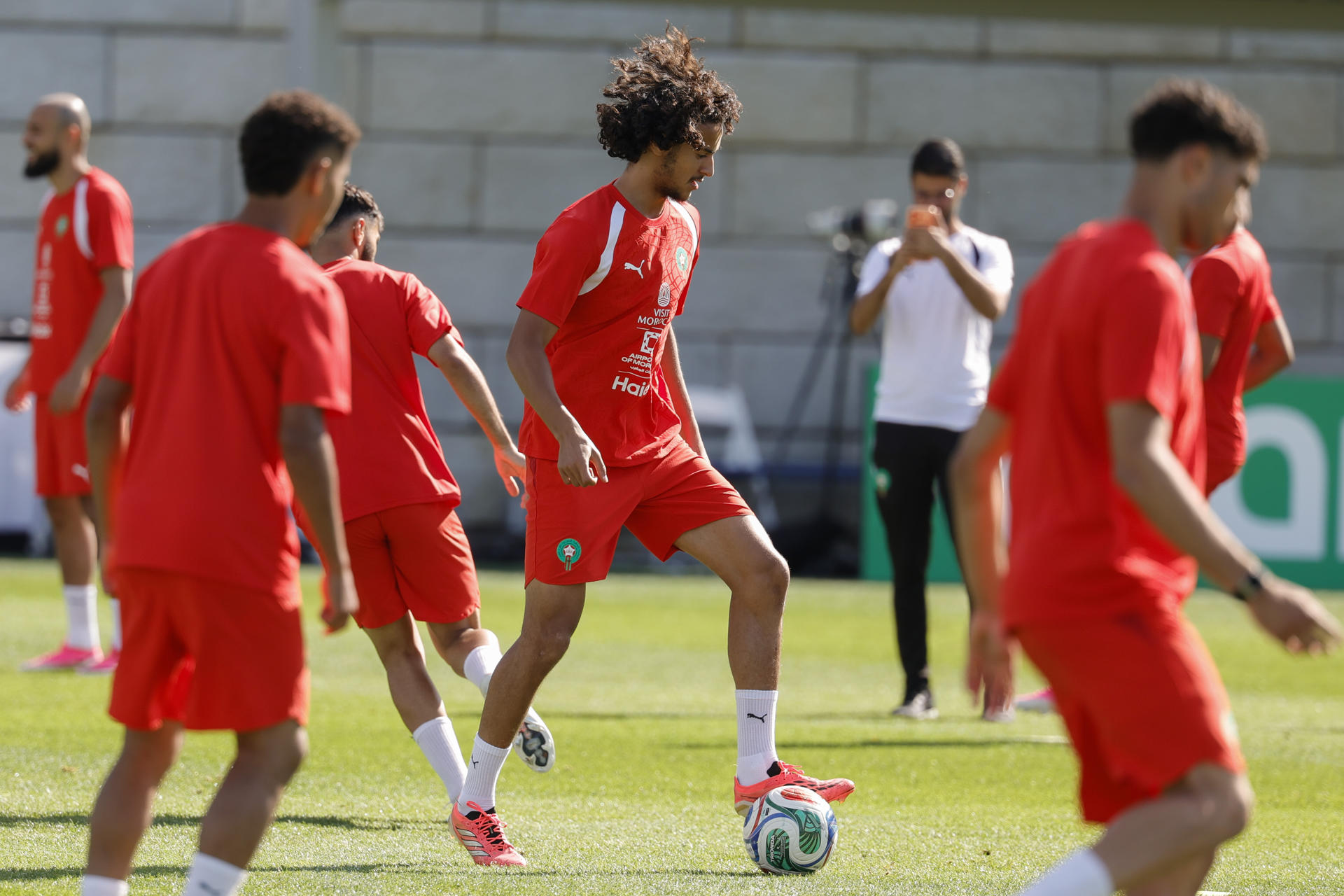 El jugador marroquí Ayyoub Bouaddi participa del entrenamiento en el centro de entrenamiento The Pingry School el pasado domingo, en Basking Rige, New Jersey (EEUU). Ayyoub Bouaddi es la última joya de Marruecos y una de las grandes sensaciones del Mundial 2026. Tiene 18 años, estudia matemáticas, juega en el Lille y ya se lo rifa media Europa. En la concentración de su selección aseguran que tiene características de "Busquets, Xavi e Iniesta". EFE/ Sebastiao Moreira