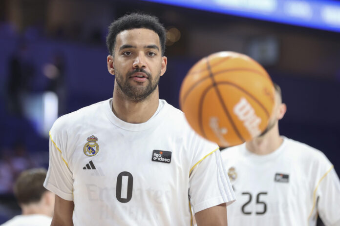 El ala pívot canadiense Trey Lyles en el calentamiento previo a un partido de Liga Endesa de baloncesto con el Real Madrid. EFE/ Victor Lerena
