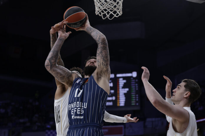 Fotografía de archivo del 26 de marzo, en la que puede verse al pívot francés del Anadolu Efes Vincent Poirier (i), durante un partido. EFE/Juanjo Martín
